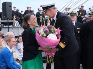 Flotilla Admiral Jens Nemeyer presents a bouquet of flowers to Mrs von Kielmansegg. Photo: hsc