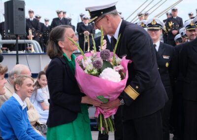 Flottillenadmiral Jens Nemeyer überreicht einen Blumenstrauß an Frau von Kielmansegg. Foto: hsc