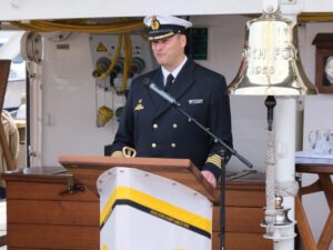 Captain Andreas-Peter Graf von Kielmansegg speaks during his farewell speech on the 'Gorch Fock', photo: hsc