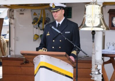 Kapitän zur See Andreas-Peter Graf von Kielmansegg spricht bei seiner Abschiedsrede auf der 'Gorch Fock', Foto: hsc