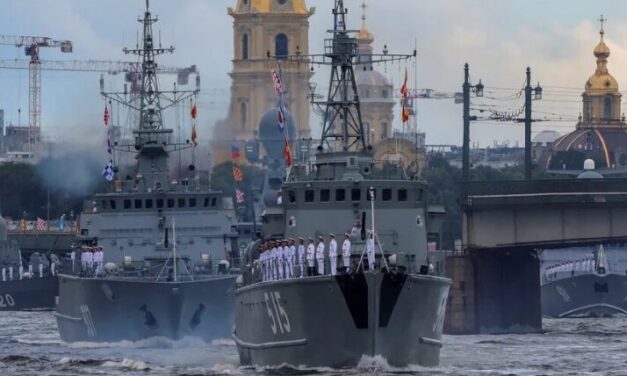 Sankt Petersburg: Deutlich reduzierte Parade zum Tag der Marine