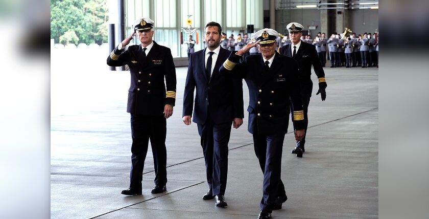 MdB Schneider, KptzS Ottmüller und Vizeadmiral Lenski beim Abschreiten der Front, Foto: hsc