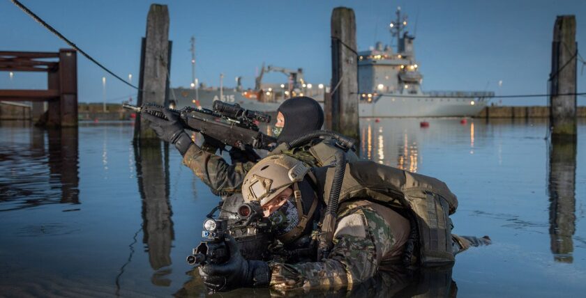 Kampfschwimmer (KSM) trainieren das Anladen während einer Übung im Hafenbereich am Stützpunkt Eckernförde, am 09.06.2021.