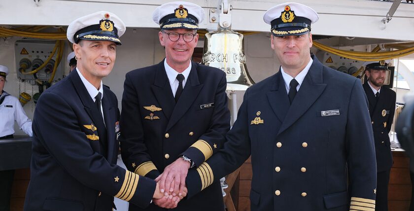 Flottillenadmiral Jens Nemeyer, Kapitän zur See Andreas-Peter Graf von Kielmansegg und der neue Kommandant Fregattenkapitän Elmar Bornkessel bei der Kommandoübergabe auf der 'Gorch Fock', Foto: hsc