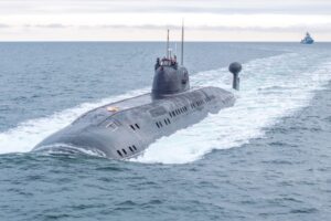 Das Victor III-U-Boot "Tambov" während der Passage durch den Großen Belt am 06.07.2024. Im Hintergrund der Zerstörer der Udaloy Klasse "Admiral Levchenko". Foto: Michael Nitz