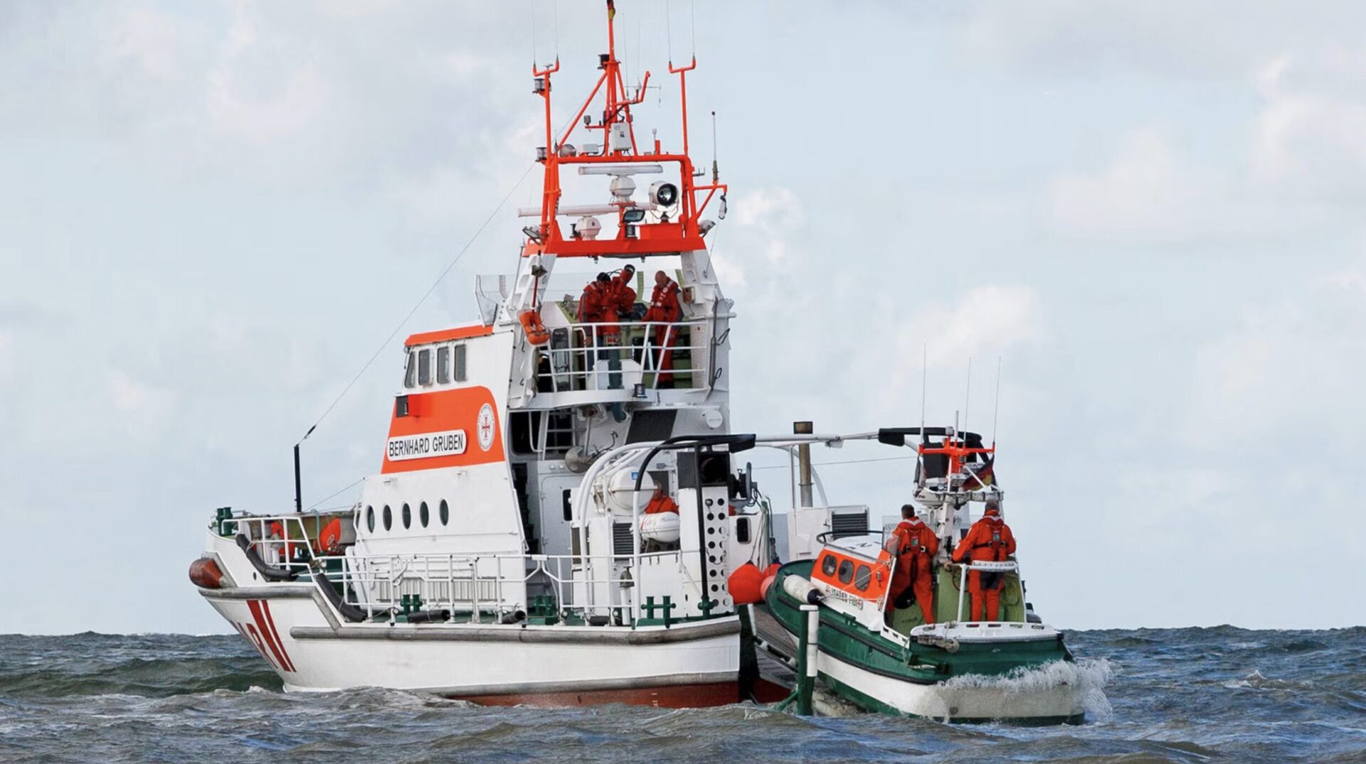 Seenotrettungskreuzer „Bernhard Gruben“ bringt Tochterboot aus. Foto: DGzRS