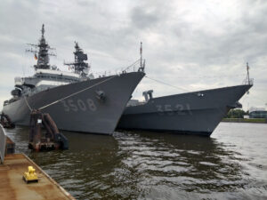 Japanisches Schulschiff "Kazima" und Zerstörer "Shimakaze" auf Besuch in Hamburg. Foto: hsc