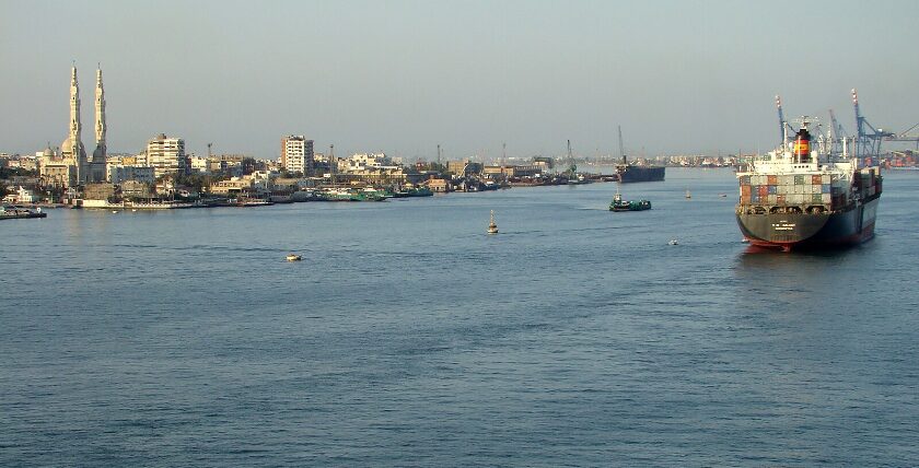 Einfahrt in den Suezkanal bei Port Said. Foto: Hajotthu - CC BY 3.0