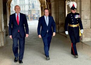 Björn Arild Gram (mitte) zu Besuch bei John Healey. Foto: MoD Oslo/N.Berglund