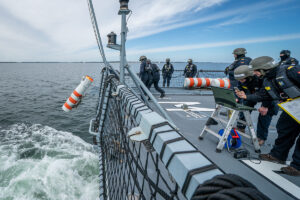 Soldiers of the Magdeburg corvette lay practice mines, photo: Bw/Marcus Mohr