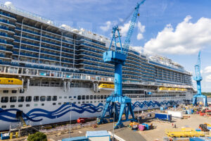 Kreuzfahrtschiff AIDA Cosma auf der Meyer Werft in Papenburg, einer der größten Werften der Welt, die seit Jahrzehnten Kreuzfahrtschiffe für internationale Reedereien baut. Foto: Adobe Stock