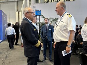 Vizeadmiral Jan Christian Kaack mit KzS Nils Brandt im Gespräch, Foto:IK