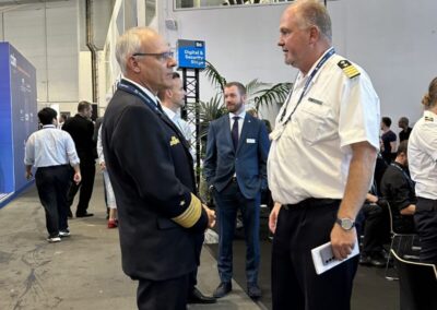 Vizeadmiral Jan Christian Kaack mit KzS Nils Brandt im Gespräch, Foto:IK