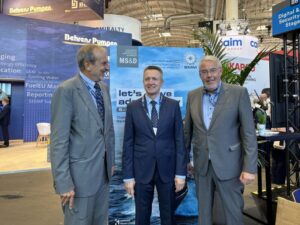 Uwe Mergener, Admiral Igor Kabanenko, Holger Schlüter auf der SMM 2024, Foto:IK