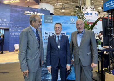 Uwe Mergener, Admiral Igor Kabanenko, Holger Schlüter auf der SMM 2024, Foto:IK