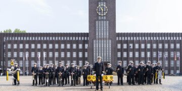 Das Marinemusikcorps Wilehlmshaven vor dem Rathaus Wilhelmshaven, Foto: Deutsche Marine