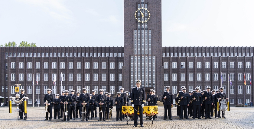 Das Marinemusikcorps Wilehlmshaven vor dem Rathaus Wilhelmshaven, Foto: Deutsche Marine