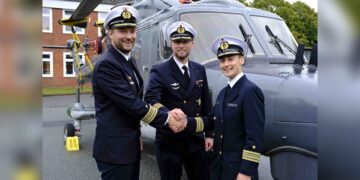 Heute übergab Fregattenkapitän Florian Vosgerau die 3. Staffel des Marinefliegergeschwaders 5 an die neue Staffelkapitänin, Fregattenkapitän Tabea Zachau, Foto: Daniel Angres