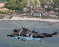 Sea King 89+64 in der Sonderlackierung 50 Jahre SAR vor dem Marine-Ehrenmal in Laboe, Foto: Bw/Helwin Scharn