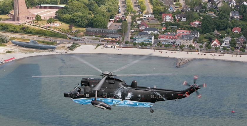 Sea King 89+64 in der Sonderlackierung 50 Jahre SAR vor dem Marine-Ehrenmal in Laboe, Foto: Bw/Helwin Scharn