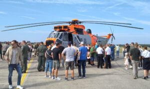 Zuschauer umringen die abgestellten Maschinen, Foto: hsc