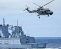 Deutsche Fregatte "Baden-Württemberg" und ihr Aufklärungsmittel Sea Lynx. Foto: Bundeswehr/P.Schaefer