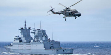 Deutsche Fregatte "Baden-Württemberg" und ihr Aufklärungsmittel Sea Lynx. Foto: Bundeswehr/P.Schaefer