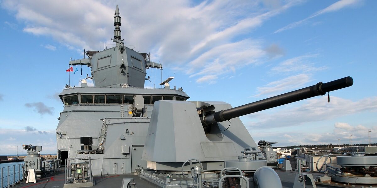 The EloKa receiver system "KORA" can be seen on the mast superstructure of the F125 class. Photo: Bundeswehr/Leon Rodewald