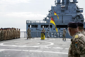 Der CTG IPD 2024, Flottillenadmiral Axel Schulz, übergibt das Kommando über die Fregatte "Baden-Württemberg" von Fregattenkapitän Sascha Huth, Kommandant Besatzung Echo an Fregattenkapitän Bogislav von Puttkamer, Kommandant Besatzung Charlie. Foto: Leon Rodewald