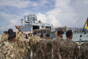 Frigate captain Sascha Huth is bid farewell from the frigate "Baden-Württemberg" for the last time, photo: Leon Rodewald