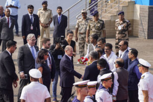 Welcoming the guests on the pier. Photo: Bw/Rodewald