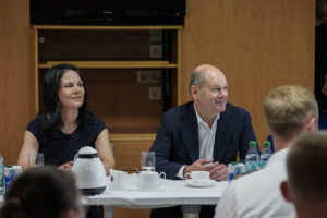 Federal Chancellor and Foreign Minister talking to the crew. Photo: Bw/Rodewald