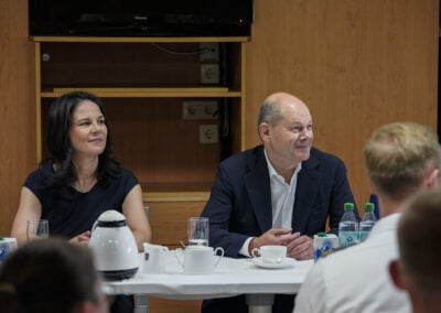 Bundeskanzler und Außenministerin im Gespräch mit der Besatzung. Foto: Bw/Rodewald