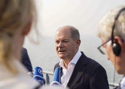 Bundeskanzler Olaf Scholz, Ansprache auf dem Helodeck "Frankfurt am Main". Foto: Bw/Rodewald