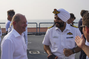 Federal Chancellor in dialogue with Indian liaison officer. Photo: Bw/Rodewald