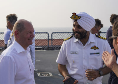 Federal Chancellor in dialogue with Indian liaison officer. Photo: Bw/Rodewald