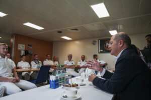 Federal Chancellor in dialogue with a delegation of occupying forces. Photo: Bw/Rodewald
