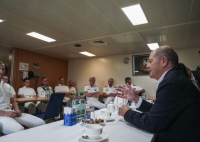 Federal Chancellor in dialogue with a delegation of occupying forces. Photo: Bw/Rodewald