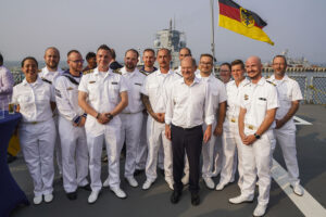 Crew photo with the Federal Chancellor. Photo: Bw/Rodewald