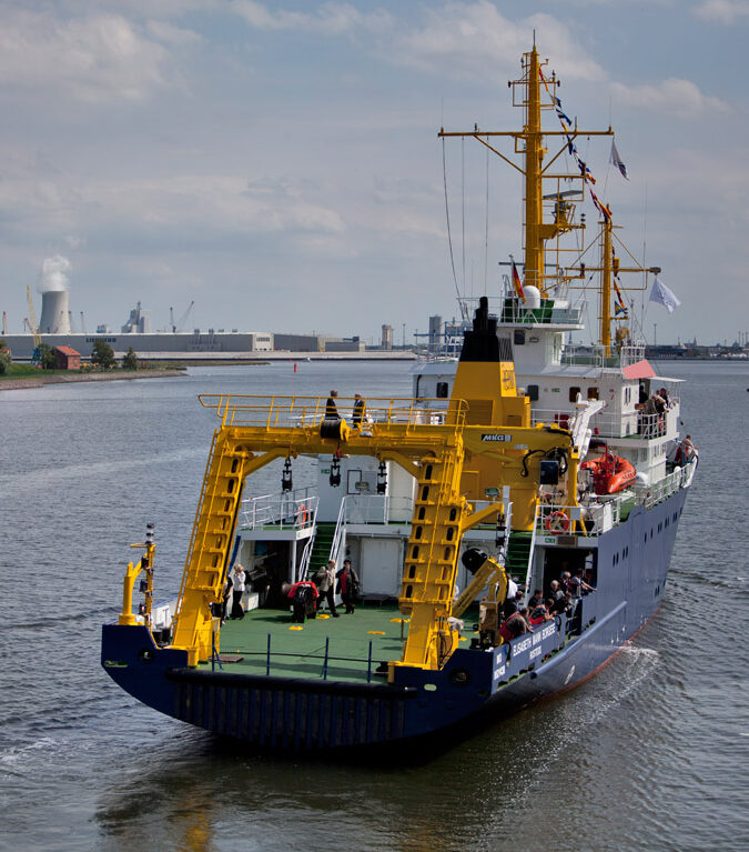 Rear view of EMB with work platform. Source: IOW