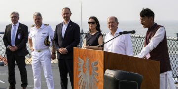 Speech by the Indian Minister of State for Defence Sanjay Seth, Helodeck "Frankfurt am Main". Photo: Bw/Rodewald