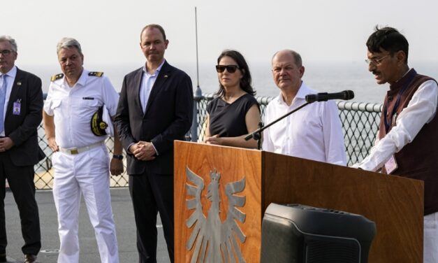 Chancellor and Foreign Minister on board "Frankfurt am Main"