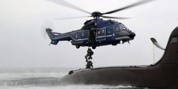 Dropping a diving group on the submarine. Photo: BPol/GSG9