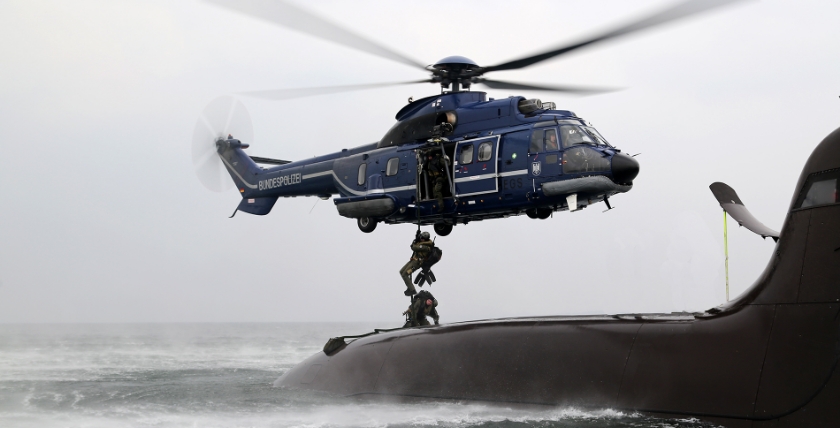 Dropping a diving group on the submarine. Photo: BPol/GSG9