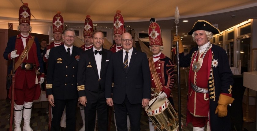 Die Langen Kerls mit (vlnr) FK Jan Hackstein, Kdr 2. F-Geschwader; FK Robert Meyer-Brenkhof, Abgeordneter Eichelbaum. Bundeswehr/Tessensohn