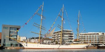 Today Schulschiff Deutschland is moored at Lloyd-Platz in Bremerhaven, photos: German School Ship Association