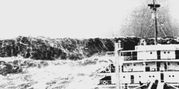 Monster wave Vizcaya around 1940 at a water depth of approx. 200 metres. Source: NOAA - Wikimedia Commons