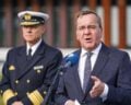 Minister Pistorius bei der Einweihung, im Hintergrund Vizeadmiral Jan-C. Kaack