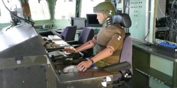 Crashtest-Dummy auf der Brücke der Ex-"Karlsruhe". Foto: Bundeswehr/S. Diedrichsen