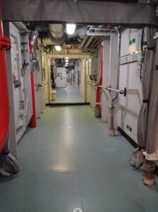 Wir würden es "Mittelgang" nennen, hier heißt er "Queen Street"